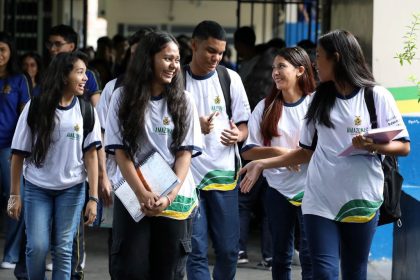 Mais de 44 mil estudantes do Amazonas recebem pagamento do Pé-de-Meia após concluírem Ensino Médio