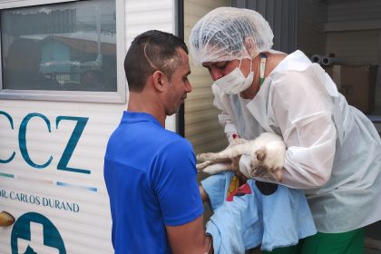 Castramóvel da Prefeitura de Manaus atende tutores de cães e gatos no Santa Etelvina