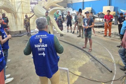 Equipes da prefeitura realizam ações educativas nos galpões de escolas de samba