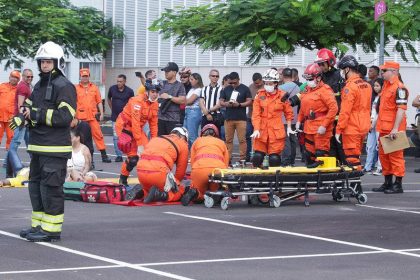 Corpo de Bombeiros faz simulado de emergência com atendimento a vítimas em shopping da zona oeste de Manaus