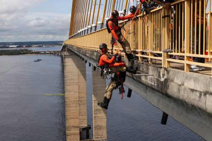 Militares do Corpo de Bombeiros simulam resgate de vítimas durante treinamento na ponte Phelippe Daou