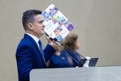 David Almeida entrega Mensagem Governamental na CMM