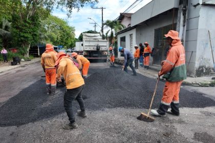 Moradores do bairro Flores comemoram serviço de recuperação asfáltica realizado pela Prefeitura de Manaus