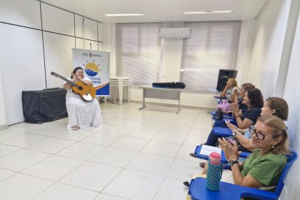 Aposentados iniciam sessões de musicoterapia em agenda de bem-estar ofertada pela Manausprev