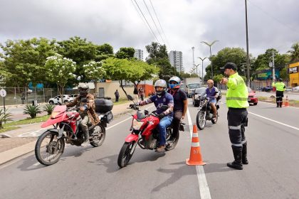 Operação ‘Cavalo de aço’ fiscaliza motociclistas na zona Leste