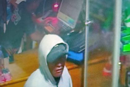 Polícia Civil divulga imagem de suspeito de roubo a loja de celulares em Envira