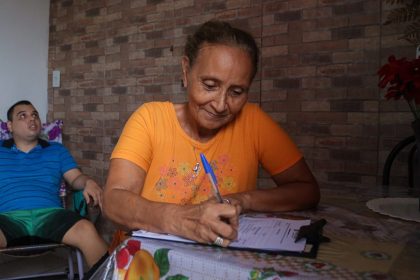 Governo do Amazonas realiza entrega domiciliar de cerca de 900 carteirinhas PcD na capital e Região Metropolitana