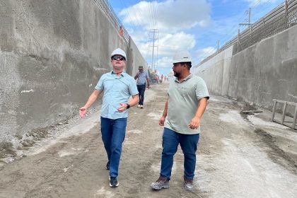 Prefeito David Almeida vistoria serviços finais do viaduto Rei Pelé