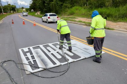 Prefeitura de Manaus leva sinalização viária para escolas da zona rural, na AM-010