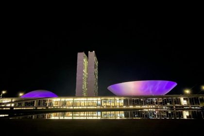 Congresso se ilumina de roxo pelo Dia Nacional da Criança Traqueostomizada