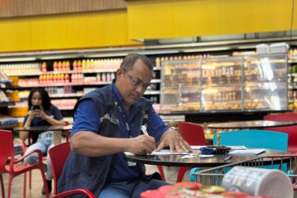Fiscalização: Procon-AM apreende e descarta 207 itens impróprios para consumo em supermercado na zona leste