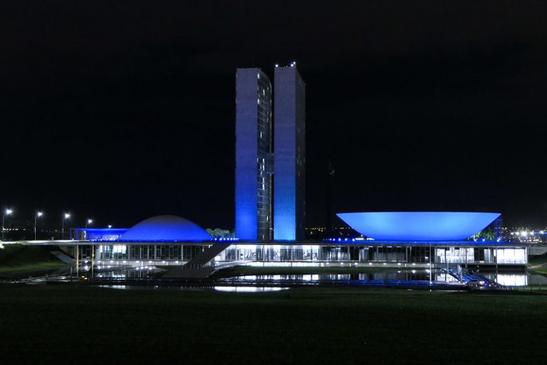 Congresso se ilumina de azul pelo Dia Internacional da Síndrome de Angelman