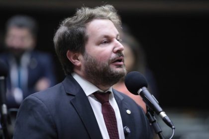 Projeto prevê incentivos para o primeiro emprego de jovens como cuidadores de idosos