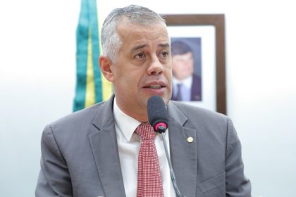 Projeto classifica como infração grave de trânsito atirar objetos para fora do veículo