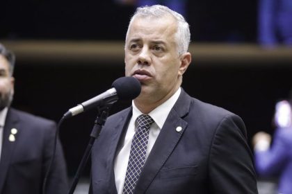 Projeto muda regra de cobrança de pedágio para caminhão com eixo suspenso