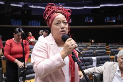 Projeto prevê capacitação de profissionais de saúde pública para atendimento de mulheres lésbicas