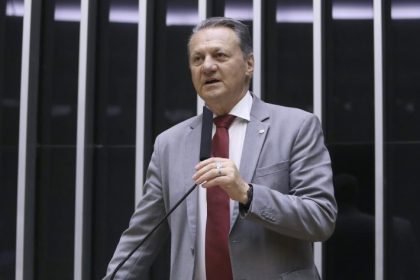 Projeto garante a aluno com TEA direito a material didático complementar