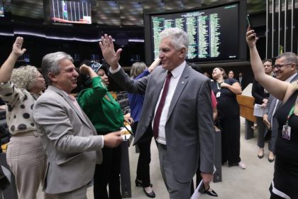Denúncia contra Bolsonaro provoca embate entre deputados governistas e da oposição