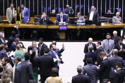 Câmara analisa projeto que altera regra sobre crédito tributário para micro e pequena empresa exportadora; acompanhe