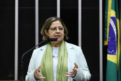 Ministra pede cota de cadeiras para mulheres no Legislativo na celebração de 93 anos do voto feminino 