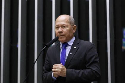 Projeto torna obrigatória presença de intérpretes de Libras em comícios