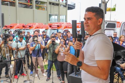 David Almeida entrega 15 novas ambulâncias