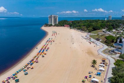 Com rio na cota de 25m e intensas chuvas na região, Prefeitura alerta para horários de banho na praia da Ponta Negra