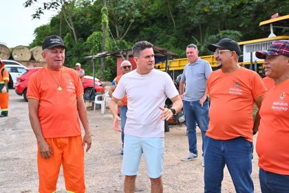 Prefeito David Almeida acompanha operação de transbordo e celebra redução em mais de 50% do volume de lixo retirado do rio Negro após instalação de ecobarreiras