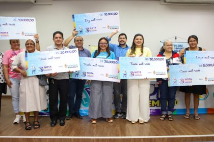 Nota Premiada Manaus da prefeitura entrega cheques simbólicos aos ganhadores e instituições do primeiro sorteio de 2025