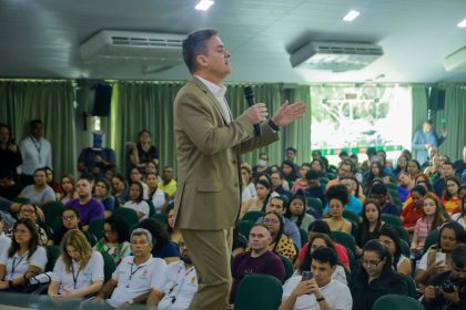 Prefeito David Almeida participa da integração de novos servidores da Semsa e anuncia ampliação da rede de saúde