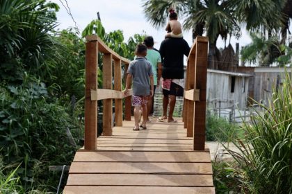 Prefeitura de Manaus constrói ponte em madeira para promover acessibilidade a moradores do São José
