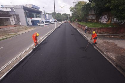 Prefeitura avança na etapa de aplicação de asfalto na avenida Maceió no quinto dia de obra