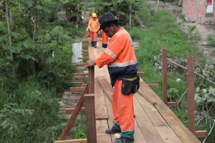 Prefeitura de Manaus constrói nova ponte de madeira para os moradores do bairro Colônia Antônio Aleixo