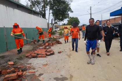 Boxes em construção em calçada ao lado de escola são demolidos em ação integrada da Prefeitura de Manaus 