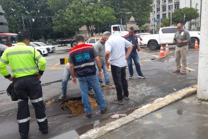 Prefeitura de Manaus atua em afundamento na rua Salvador e notifica empresa e concessionária para reparo na via