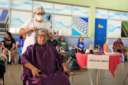 Seas oferece sessão de embelezamento e serviços de saúde às mulheres que frequentam os Centros de Convivência do Idoso