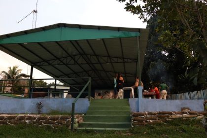 Com apoio da prefeitura, comunidades ribeirinhas de Manaus recebem cinema de rua