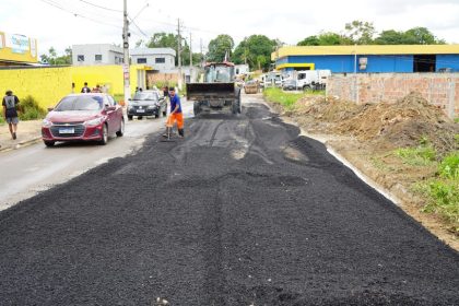 Prefeitura de Manaus leva recuperação asfáltica à comunidade Cidade das Luzes