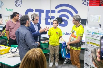 Escola da Prefeitura de Manaus recebe visita de representantes internacionais para apresentação de projeto de robótica