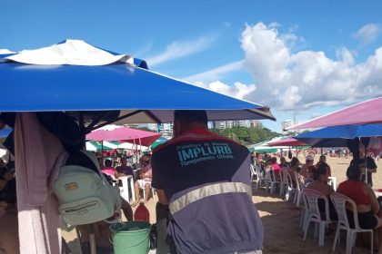 Prefeitura reforça proibição de garrafas de vidro na praia da Ponta Negra para evitar acidentes e riscos a banhistas