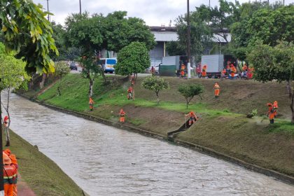 Prefeitura realiza ação de limpeza e manutenção do igarapé e áreas esportivas da avenida do Samba