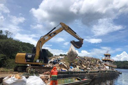 Prefeitura intensifica limpeza na orla do rio Negro e em lixeiras flutuantes para fortalecer turismo e preservação ambiental