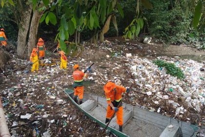 Prefeitura intensifica limpeza do igarapé no conjunto João Bosco e retira toneladas de resíduos
