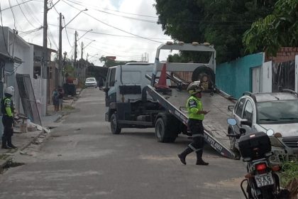 Prefeitura remove sucatas de veículos abandonados na zona Norte de Manaus