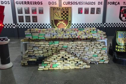 Polícia Militar do Amazonas apreende 400 quilos de maconha skunk em oficina usada como depósito de drogas