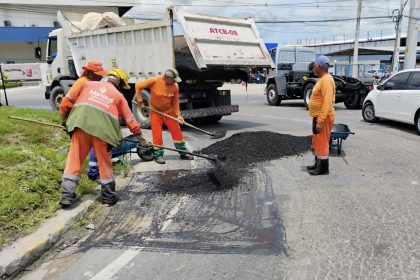Prefeitura de Manaus atende solicitação de moradores com serviços de recuperação asfáltica