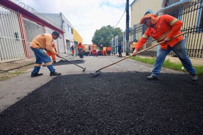 Prefeitura de Manaus executa serviços de recuperação asfáltica em trecho do bairro Alvorada 