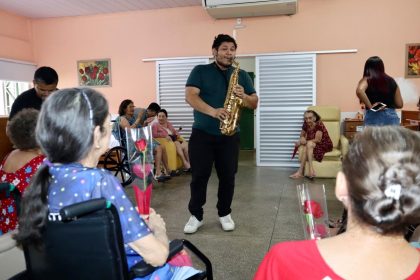 Prefeitura de Manaus leva apresentação musical com saxofone para idosos da Fundação Doutor Thomas