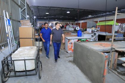 Prefeito de Manaus em exercício Renato Junior vistoria as obras de reforma da feira do São Jorge, próxima na fila de entregas