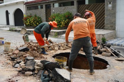 Equipe da Prefeitura de Manaus recupera rede de drenagem no bairro Santos Dumont